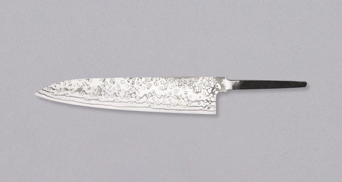 Yoshida Gyuto ZDP-189 Damascus 240 mm je izdelan iz najboljšega prašnega jekla ZDP-189 in je odporen na korozijo in nezahteven za vzdrževanje. Zaradi visoke trdote (65-67 HRC!) bo zelo dolgo držal ostrino. Na voljo brez ročaja, tako da si lahko sestavite povsem unikaten nož, prilagojen vašemu okusu in potrebam.