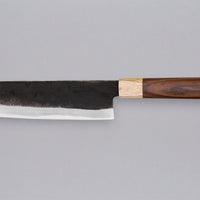 Yoshida Nakiri Kyusyu SUJ-2 Kuro-uchi 165 mm [Rosewood-Cedar] je tradicionalen japonski nož za rezanje zelenjave. Sredica noža je izdelana iz SUJ-2 jekla, rezilo pa je opremljeno s tradicionalnim japonskim ročajem iz palisandra, ki na vrhu prehaja v zaključni obroček iz lesa cedre.