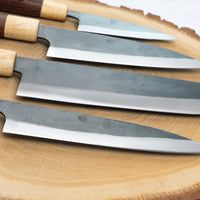 Yoshida SUJ-2 Kuro-uchi linija nožev z ročaji iz ebenovine in cedre. Na sliki: ajikiri, santoku, nakiri in utility jaoonski nož. 