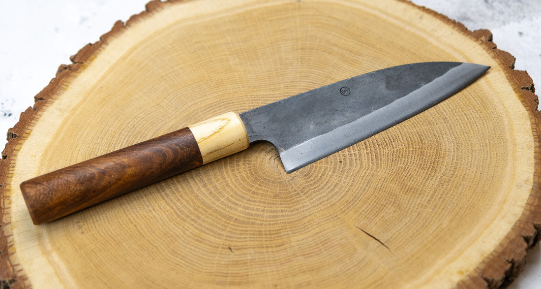 Funayuki rezilo je hibrid med tradicionalnimi japonskimi noži gyuto, santoku in deba, zato je vsestransko in odlično za različna kuhinjska opravila. Sredica noža je izdelana iz SUJ-2 jekla, rezilo pa je opremljeno s tradicionalnim japonskim ročajem iz palisandra, ki na vrhu prehaja v zaključni obroček iz lesa cedre.