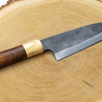 Funayuki rezilo je hibrid med tradicionalnimi japonskimi noži gyuto, santoku in deba, zato je vsestransko in odlično za različna kuhinjska opravila. Sredica noža je izdelana iz SUJ-2 jekla, rezilo pa je opremljeno s tradicionalnim japonskim ročajem iz palisandra, ki na vrhu prehaja v zaključni obroček iz lesa cedre.