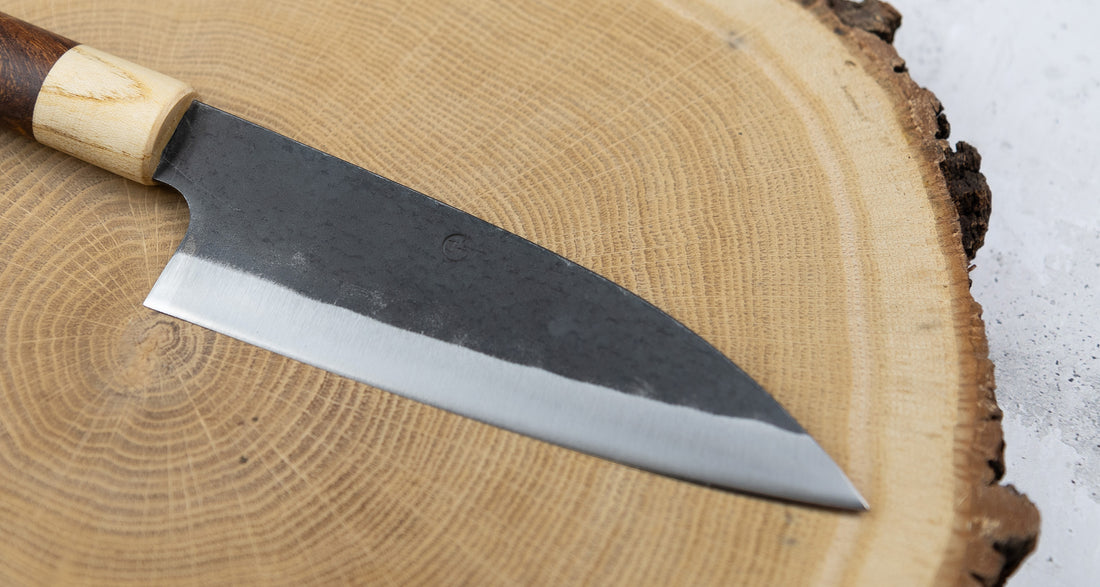 Funayuki rezilo je hibrid med tradicionalnimi japonskimi noži gyuto, santoku in deba, zato je vsestransko in odlično za različna kuhinjska opravila. Sredica noža je izdelana iz SUJ-2 jekla, rezilo pa je opremljeno s tradicionalnim japonskim ročajem iz palisandra, ki na vrhu prehaja v zaključni obroček iz lesa cedre.