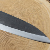 Funayuki rezilo je hibrid med tradicionalnimi japonskimi noži gyuto, santoku in deba, zato je vsestransko in odlično za različna kuhinjska opravila. Sredica noža je izdelana iz SUJ-2 jekla, rezilo pa je opremljeno s tradicionalnim japonskim ročajem iz palisandra, ki na vrhu prehaja v zaključni obroček iz lesa cedre.