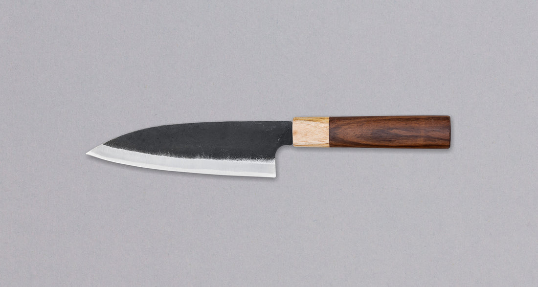 Funayuki rezilo je hibrid med tradicionalnimi japonskimi noži gyuto, santoku in deba, zato je vsestransko in odlično za različna kuhinjska opravila. Sredica noža je izdelana iz SUJ-2 jekla, rezilo pa je opremljeno s tradicionalnim japonskim ročajem iz palisandra, ki na vrhu prehaja v zaključni obroček iz lesa cedre.