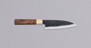 Funayuki rezilo je hibrid med tradicionalnimi japonskimi noži gyuto, santoku in deba, zato je vsestransko in odlično za različna kuhinjska opravila. Sredica noža je izdelana iz SUJ-2 jekla, rezilo pa je opremljeno s tradicionalnim japonskim ročajem iz palisandra, ki na vrhu prehaja v zaključni obroček iz lesa cedre.