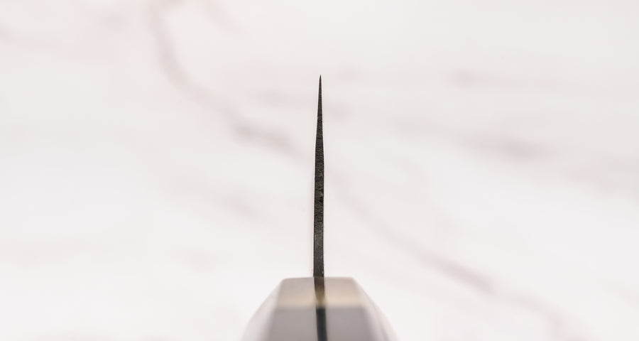 Yoshida Bunka SUJ-2 Kuro-uchi 190 mm ročno izdelan kuhinjski nož iz serije Yoshida Hamono, s trpežnim SUJ-2 jeklom, rustikalnim kuro-uchi zaključkom, ročajem iz ebenovine ter unikatno gravuro koi krapa, idealen za raznolika kuhinjska opravila in kot darilo.