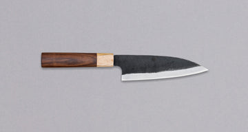 Funayuki rezilo je hibrid med tradicionalnimi japonskimi noži gyuto, santoku in deba, zato je vsestransko in odlično za različna kuhinjska opravila. Sredica noža je izdelana iz SUJ-2 jekla, rezilo pa je opremljeno s tradicionalnim japonskim ročajem iz palisandra, ki na vrhu prehaja v zaključni obroček iz lesa cedre.