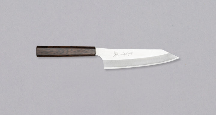 Kurosaki bunka iz linije Gekko je še en unikaten izdelek iz rok nadarjenega mojstra Yu Kurosakija. Izstopa zaradi značilne zamaknjene oblike rezila in zaključnega videza visokega sijaja, temen ročaj iz hrastovega lesa pa izjemno lepo dopolnjuje minimalistično zasnovo noža. Izdelan iz revolucionarnega VG-XEOS jekla.