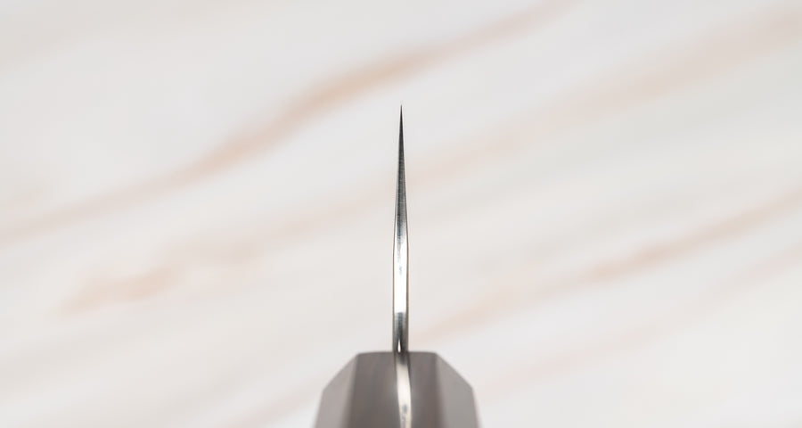 Choil noža. Kurosaki bunka iz linije Gekko je še en unikaten izdelek iz rok nadarjenega mojstra Yu Kurosakija. Izstopa zaradi značilne zamaknjene oblike rezila in zaključnega videza visokega sijaja, temen ročaj iz hrastovega lesa pa izjemno lepo dopolnjuje minimalistično zasnovo noža. Izdelan iz revolucionarnega VG-XEOS jekla.