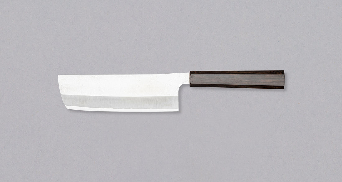 Kurosaki nakiri iz linije Gekko je še en unikaten izdelek iz rok nadarjenega mojstra Yu Kurosakija. Izstopa zaradi značilne zamaknjene oblike rezila in zaključnega videza visokega sijaja, temen ročaj iz hrastovega lesa pa izjemno lepo dopolnjuje minimalistično zasnovo noža. Izdelan iz revolucionarnega VG-XEOS jekla.