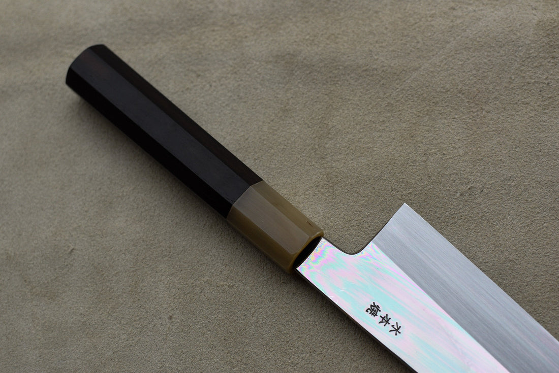 Kawamura Mizu-Honyaki Gyuto je ročno kovan nož, izdelan z neverjetno natančnostjo, ki je plod stoletja izkušenj in učenja. Gre za preplet odličnega delovnega orodja in umetniškega dela. Honyaki se lahko prevede kot “resnično kovan” in ta način kovanja je najčistejši odraz tradicionalne japonske umetnosti izdelave mečev. 