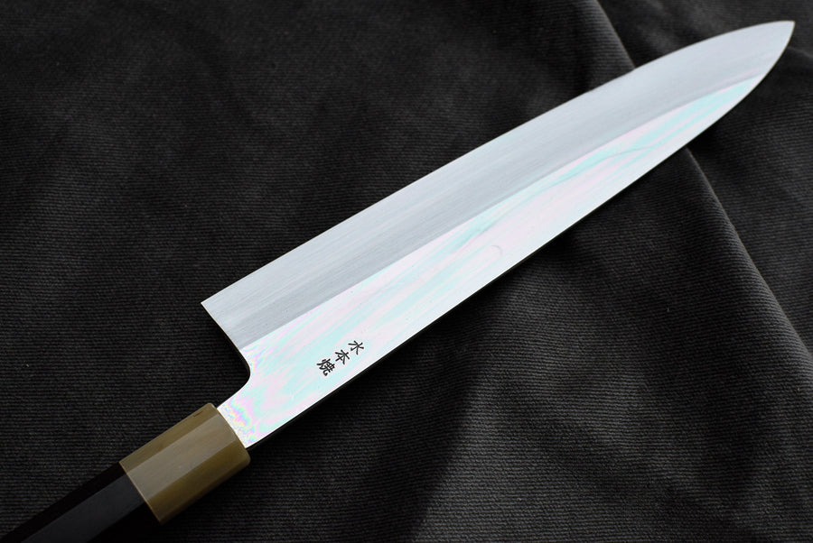 Kawamura Mizu-Honyaki Gyuto je ročno kovan nož, izdelan z neverjetno natančnostjo, ki je plod stoletja izkušenj in učenja. Gre za preplet odličnega delovnega orodja in umetniškega dela. Honyaki se lahko prevede kot “resnično kovan” in ta način kovanja je najčistejši odraz tradicionalne japonske umetnosti izdelave mečev. 