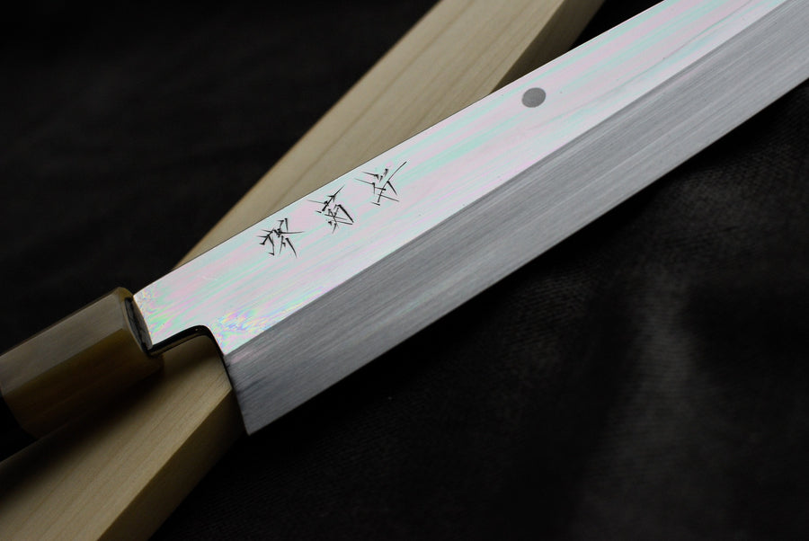 Kawamura Mizu-Honyaki Gyuto je ročno kovan nož, izdelan z neverjetno natančnostjo, ki je plod stoletja izkušenj in učenja. Gre za preplet odličnega delovnega orodja in umetniškega dela. Honyaki se lahko prevede kot “resnično kovan” in ta način kovanja je najčistejši odraz tradicionalne japonske umetnosti izdelave mečev. 