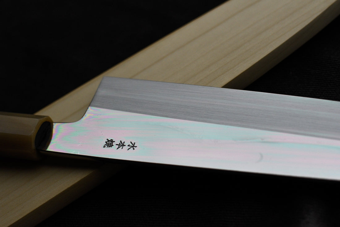 Kawamura Mizu-Honyaki Gyuto je ročno kovan nož, izdelan z neverjetno natančnostjo, ki je plod stoletja izkušenj in učenja. Gre za preplet odličnega delovnega orodja in umetniškega dela. Honyaki se lahko prevede kot “resnično kovan” in ta način kovanja je najčistejši odraz tradicionalne japonske umetnosti izdelave mečev. 