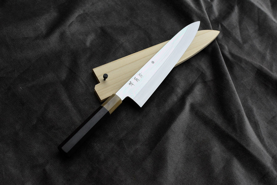 Kawamura Mizu-Honyaki Gyuto je ročno kovan nož, izdelan z neverjetno natančnostjo, ki je plod stoletja izkušenj in učenja. Gre za preplet odličnega delovnega orodja in umetniškega dela. Honyaki se lahko prevede kot “resnično kovan” in ta način kovanja je najčistejši odraz tradicionalne japonske umetnosti izdelave mečev. 