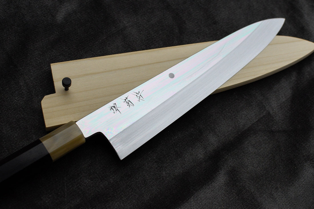 Kawamura Mizu-Honyaki Gyuto je ročno kovan nož, izdelan z neverjetno natančnostjo, ki je plod stoletja izkušenj in učenja. Gre za preplet odličnega delovnega orodja in umetniškega dela. Honyaki se lahko prevede kot “resnično kovan” in ta način kovanja je najčistejši odraz tradicionalne japonske umetnosti izdelave mečev. 