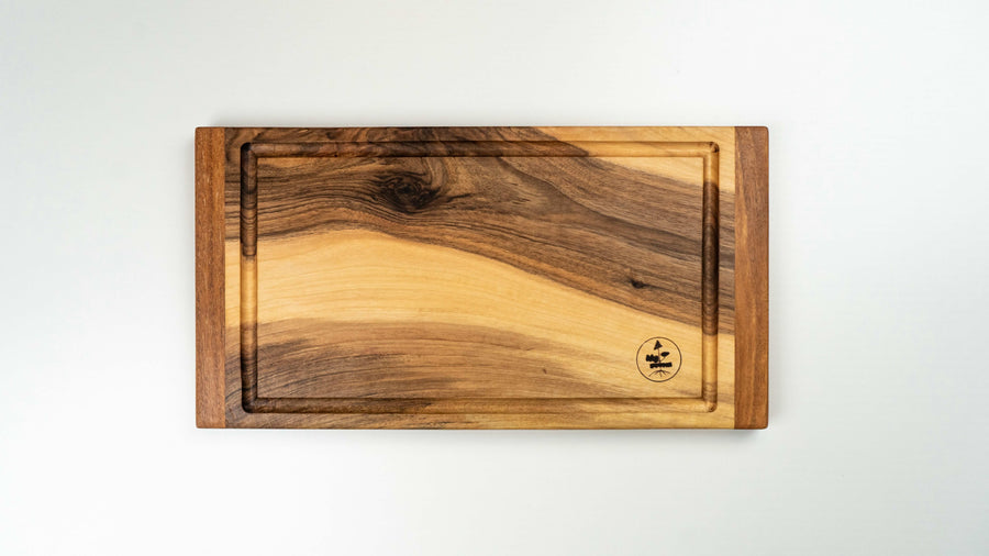 Ročno izdelana deska za rezanje je narejena iz orehovega lesa. Z delovno površino 35 x 19 cm je ta majhna deska ravno prave velikosti, da se prilega vsakemu pultu. Zaradi elegantne površine se uporablja tudi kot servirna deska za postrežbo narezka. Na voljo so v treh velikostih. Izdeluje jih slovenski lesar Jure Gros.