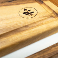 Ročno izdelana deska za rezanje je narejena iz orehovega lesa. Z delovno površino 35 x 19 cm je ta majhna deska ravno prave velikosti, da se prilega vsakemu pultu. Zaradi elegantne površine se uporablja tudi kot servirna deska za postrežbo narezka. Na voljo so v treh velikostih. Izdeluje jih slovenski lesar Jure Gros.