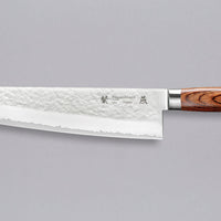 Tamahagane "TSUBAME" Gyuto 270 mm_1Tamahagane Gyuto je vsestranski nož za pestro paleto načinov rezanja v kuhinji. Z njim je enostavno sekljati zelenjavo in rezati večje kose mesa, tanka konica pa je primerna za natančno pripravo hrane. Gyuto je zvesti pomočnik v kuhinji, ki vam olajša dolgotrajnejšo pripravo jedi.