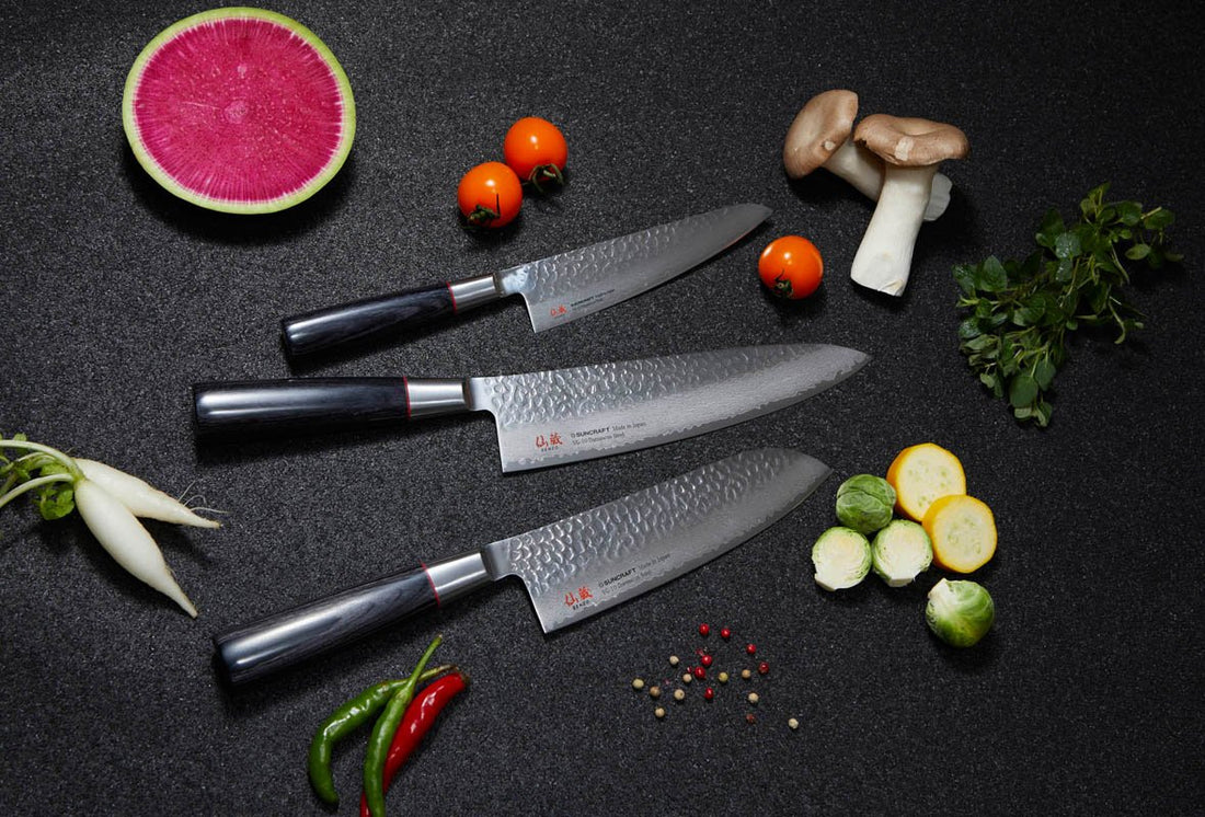 Senzo Classic Santoku 165 koristi se za rezanje povrća, ribe i mesa. Oblik i dužina su primjerni za manji svestrani kuhinjski nož koji će zablistati prilikom rezanja i sjeckanja na kuhinjskoj dasci. Možda će mu nedostajati kakav centimetar pri rezanju većih komada mesa.