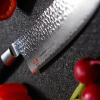 Senzo Classic Santoku 165 koristi se za rezanje povrća, ribe i mesa. Oblik i dužina su primjerni za manji svestrani kuhinjski nož koji će zablistati prilikom rezanja i sjeckanja na kuhinjskoj dasci. Možda će mu nedostajati kakav centimetar pri rezanju većih komada mesa.