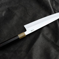 Kawamura Mizu-Honyaki Gyuto je ročno kovan nož, izdelan z neverjetno natančnostjo, ki je plod stoletja izkušenj in učenja. Gre za preplet odličnega delovnega orodja in umetniškega dela. Honyaki se lahko prevede kot “resnično kovan” in ta način kovanja je najčistejši odraz tradicionalne japonske umetnosti izdelave mečev. 